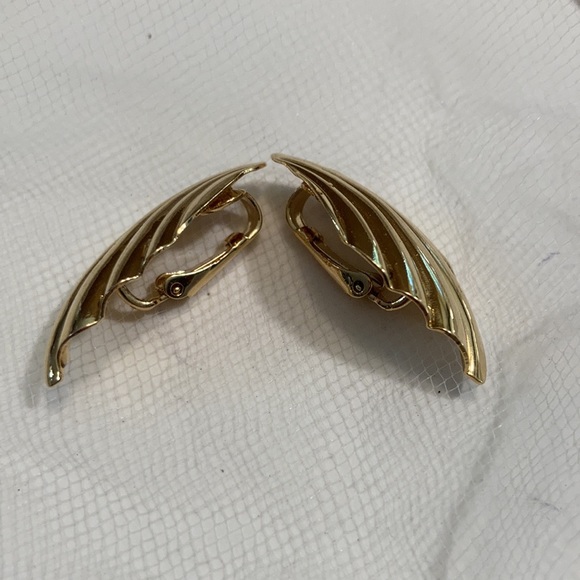 Vintage Sarah Coventry gold tone clip on earrings - Picture 2 of 5